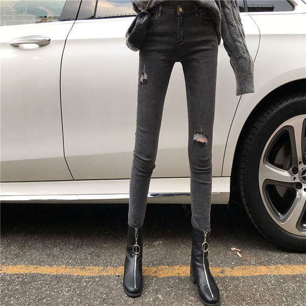 Μοντέρνα γυναικεία τζην με σχισμένα  σχέδια σε γκρι χρώμα