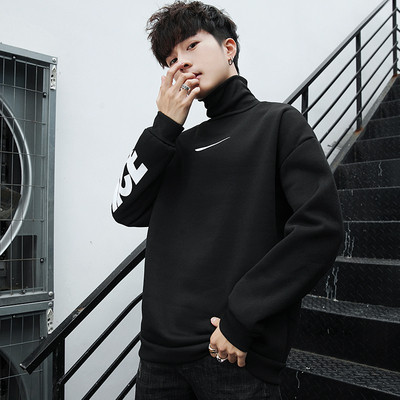 Modern férfi blúz pólógallérral és fekete felirattal