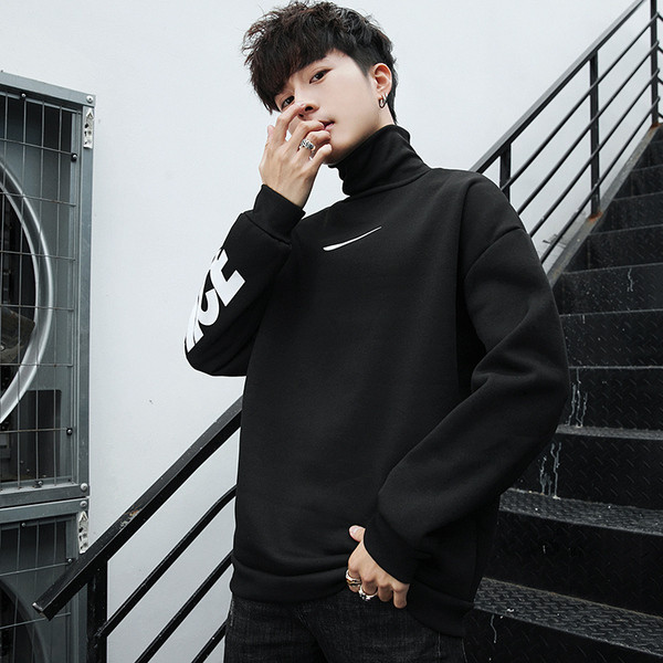 Modern férfi blúz pólógallérral és fekete felirattal