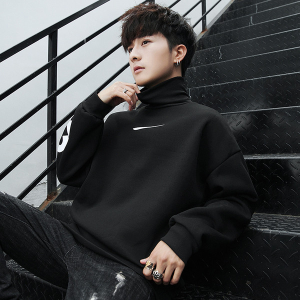 Modern férfi blúz pólógallérral és fekete felirattal