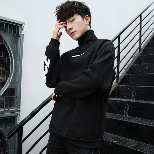 Modern férfi blúz pólógallérral és fekete felirattal