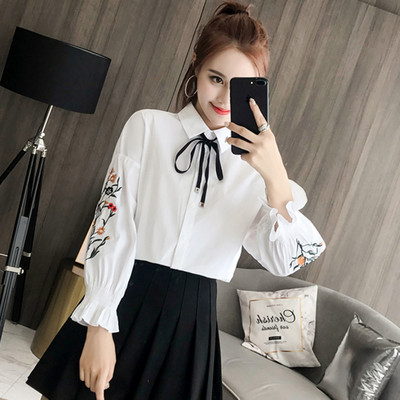 Γυναικείο πουκάμισο σε λευκό με μανίκι λωτού και κεντήματα