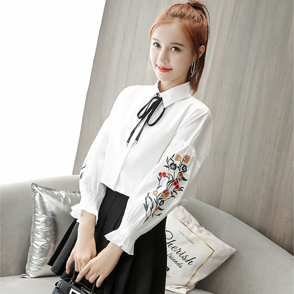 Fehér női ing lótusz ujjal és hímzéssel