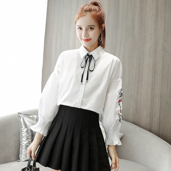 Fehér női ing lótusz ujjal és hímzéssel