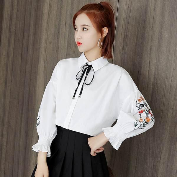 Fehér női ing lótusz ujjal és hímzéssel