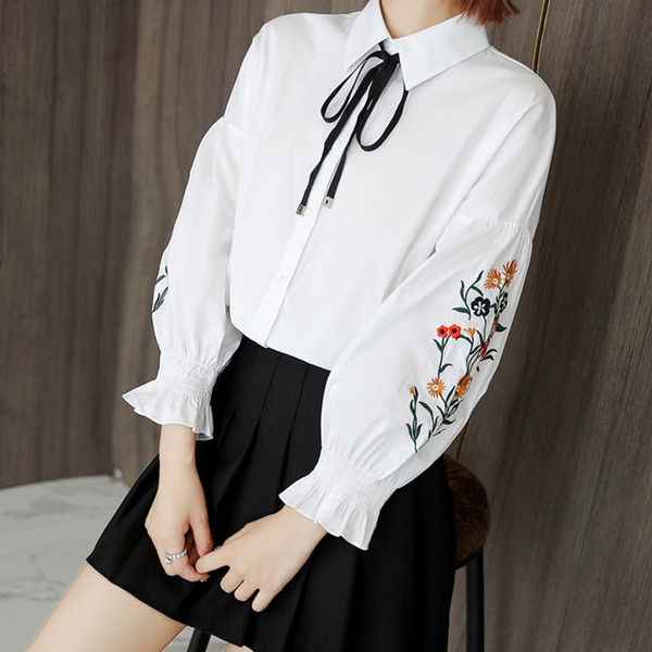 Fehér női ing lótusz ujjal és hímzéssel