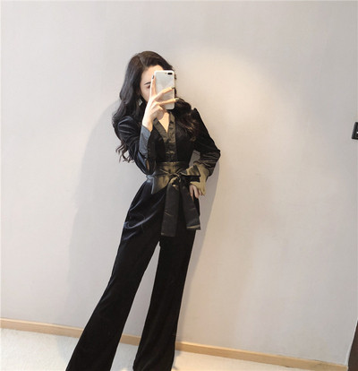 Κομψή γυναικεία ολόσωμη φόρμα  με ζώνη και V-ντεκολτέ σε μαύρο και μπλε χρώμα