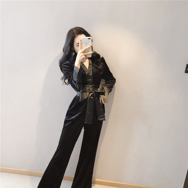 Κομψή γυναικεία ολόσωμη φόρμα  με ζώνη και V-ντεκολτέ σε μαύρο και μπλε χρώμα