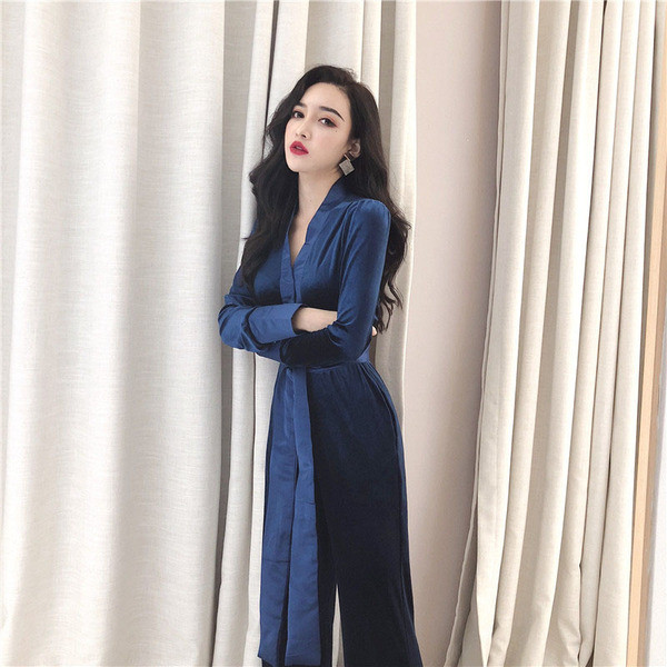 Κομψή γυναικεία ολόσωμη φόρμα  με ζώνη και V-ντεκολτέ σε μαύρο και μπλε χρώμα