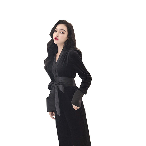 Κομψή γυναικεία ολόσωμη φόρμα  με ζώνη και V-ντεκολτέ σε μαύρο και μπλε χρώμα