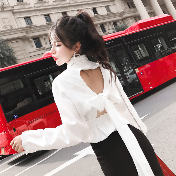 Modern női ing nyitott háttal és fehér szalaggal