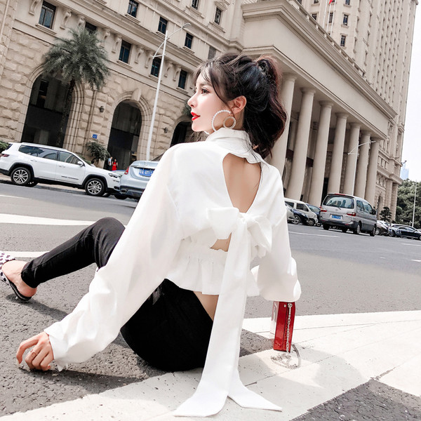 Modern női ing nyitott háttal és fehér szalaggal