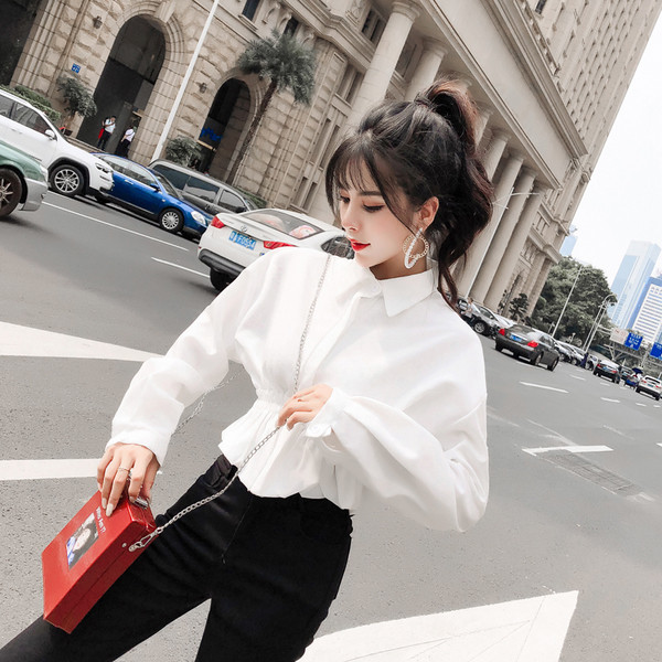 Modern női ing nyitott háttal és fehér szalaggal