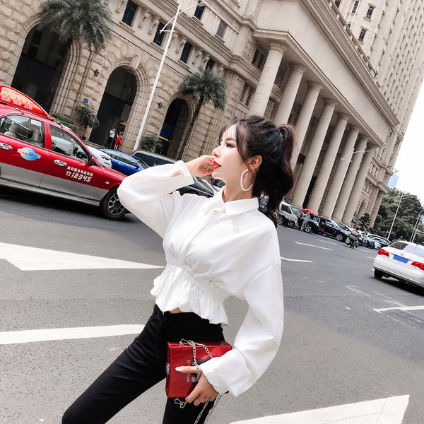 Modern női ing nyitott háttal és fehér szalaggal