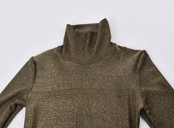 Modern női ruha fényes hatású pólógallérral