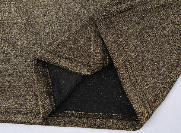 Modern női ruha fényes hatású pólógallérral