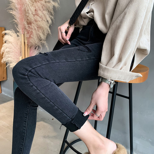 Blugi de dama moderni cu elemente rupte