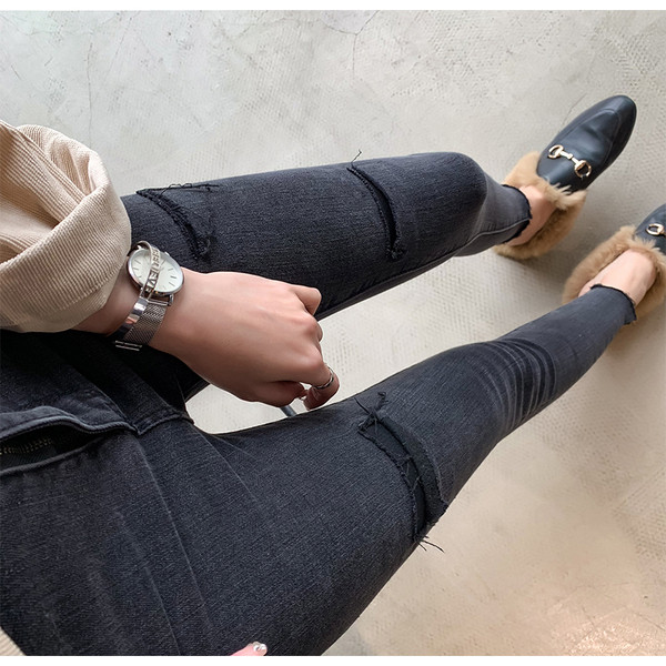 Blugi de dama moderni cu elemente rupte