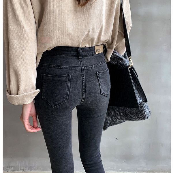 Blugi de dama moderni cu elemente rupte