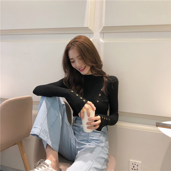 Modern női blúz fém fűzőlyukakkal, különböző színekben