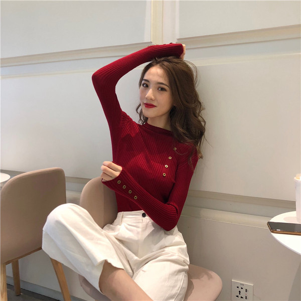 Modern női blúz fém fűzőlyukakkal, különböző színekben