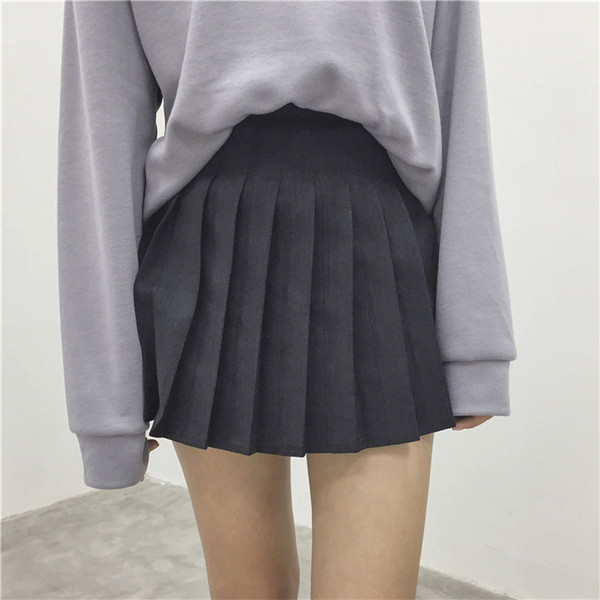 Семпла дамска къса пола в черен цвят