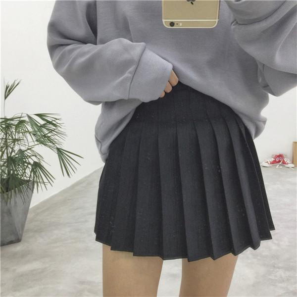 Семпла дамска къса пола в черен цвят