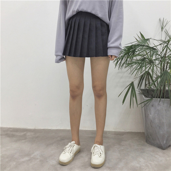 Семпла дамска къса пола в черен цвят