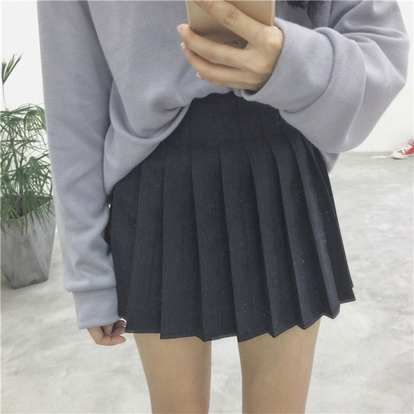 Семпла дамска къса пола в черен цвят