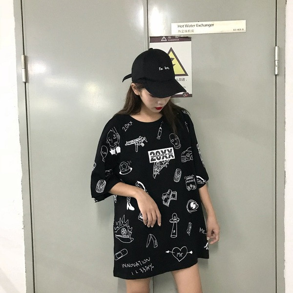 Γυναικείες μπλούζες με  κοντό μανίκι σε μαύρο χρώμα και floral μοτίβα