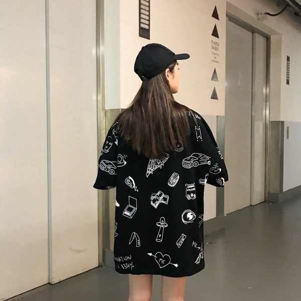 Γυναικείες μπλούζες με  κοντό μανίκι σε μαύρο χρώμα και floral μοτίβα