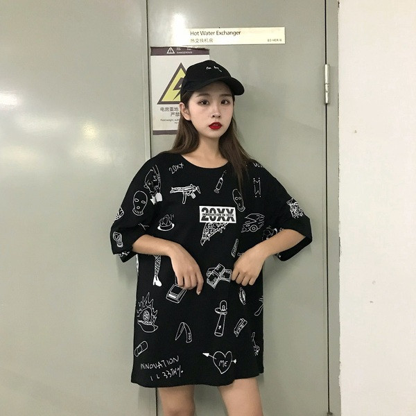 Γυναικείες μπλούζες με  κοντό μανίκι σε μαύρο χρώμα και floral μοτίβα