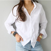 Κλασικό γυναικείο πουκάμισο με τσέπη σε λευκό χρώμα