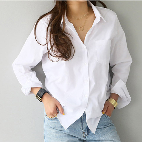 Κλασικό γυναικείο πουκάμισο με  τσέπη σε λευκό χρώμα