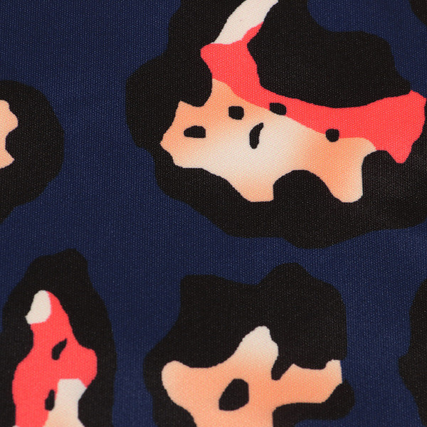 Stílusos női ruha színes motívummal, lótusz ujjakkal