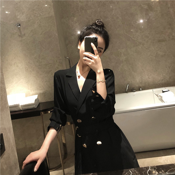 Елегантна дамска рокля с копчета и колан