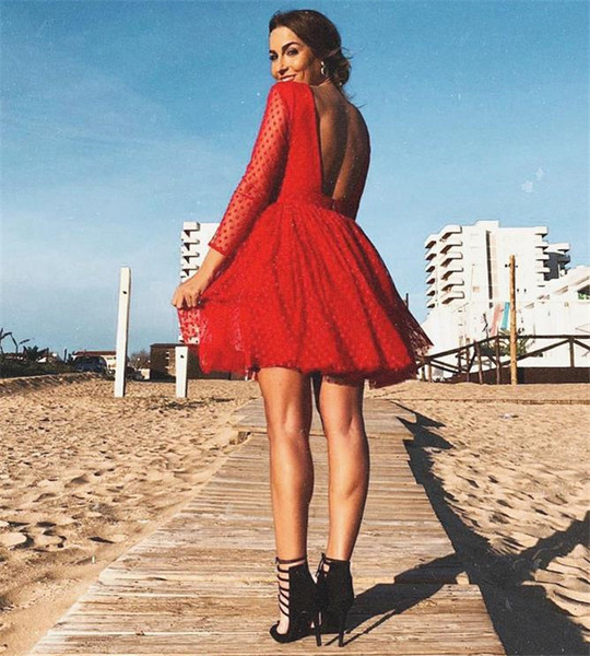 Éteri női ruha csupasz háttal, piros és sárga csipkével