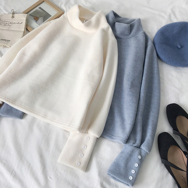 Alkalmi női pulóver, az ujjakon gombokkal