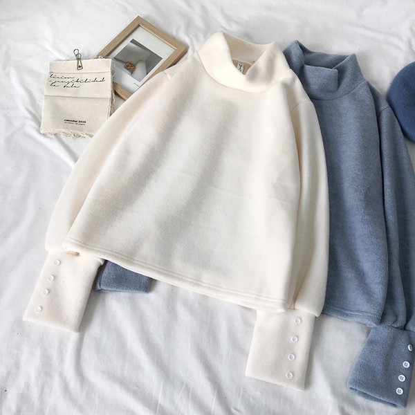 Alkalmi női pulóver, az ujjakon gombokkal