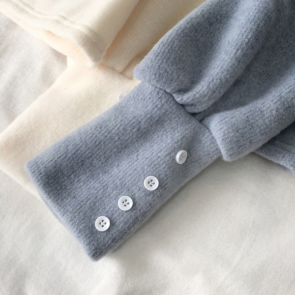 Alkalmi női pulóver, az ujjakon gombokkal