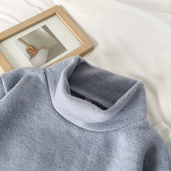 Alkalmi női pulóver, az ujjakon gombokkal