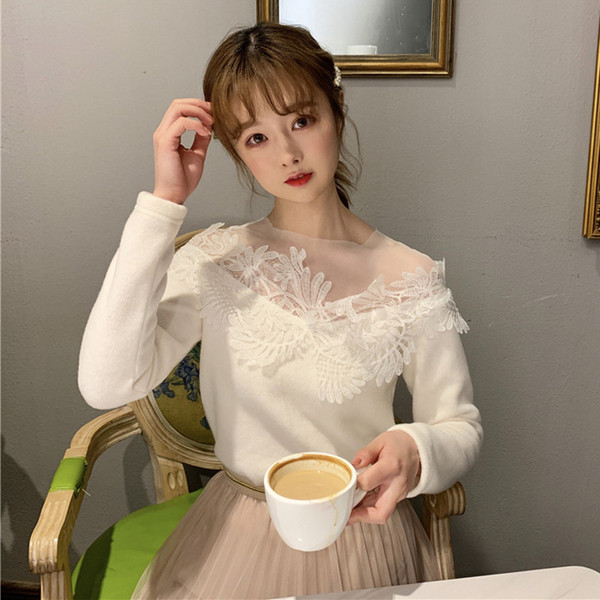 Modern női blúz fehér csipkével