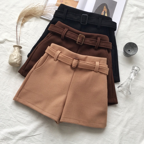 Модерни дамски къси панталони с колан в няколко цвята