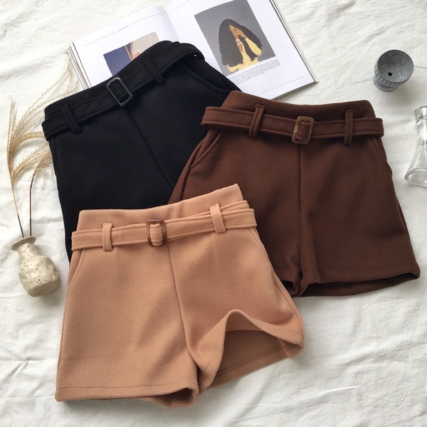 Модерни дамски къси панталони с колан в няколко цвята