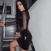 Modern női ruha lakkbőrrel, fekete színben