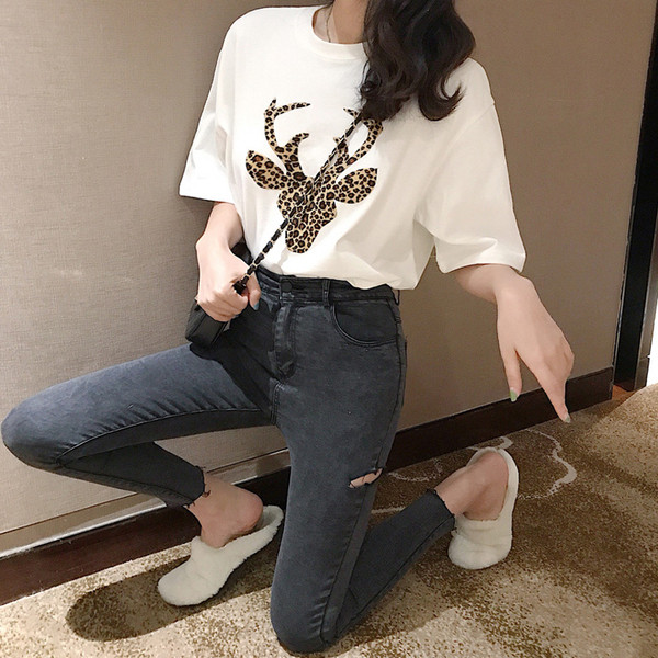 Modern női póló leopárdmintás fehér és fekete színben