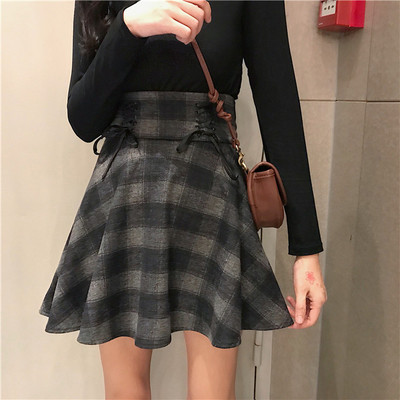 Modern női szoknya magas derékkal és nyakkendővel