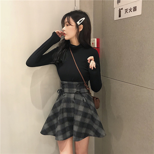 Modern női szoknya magas derékkal és nyakkendővel