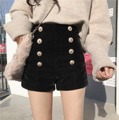 Modern rövidnadrág magas derékkal és fekete gombokkal