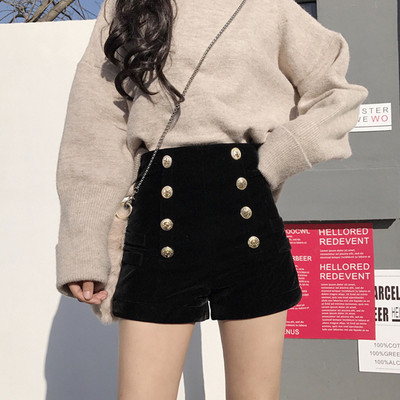 Modern rövidnadrág magas derékkal és fekete gombokkal